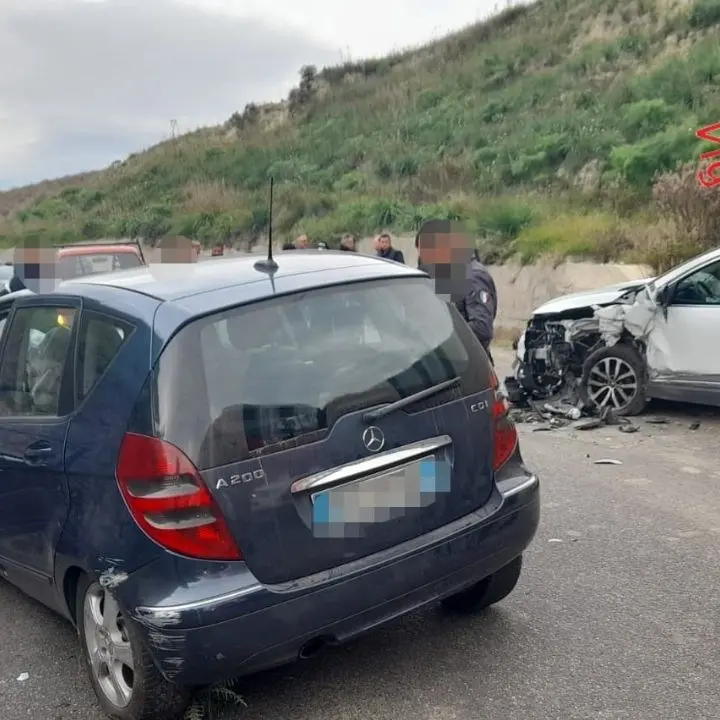 Incidente nel Catanzarese, scontro tra due auto tra Botricello e Marcedusa: 3 feriti