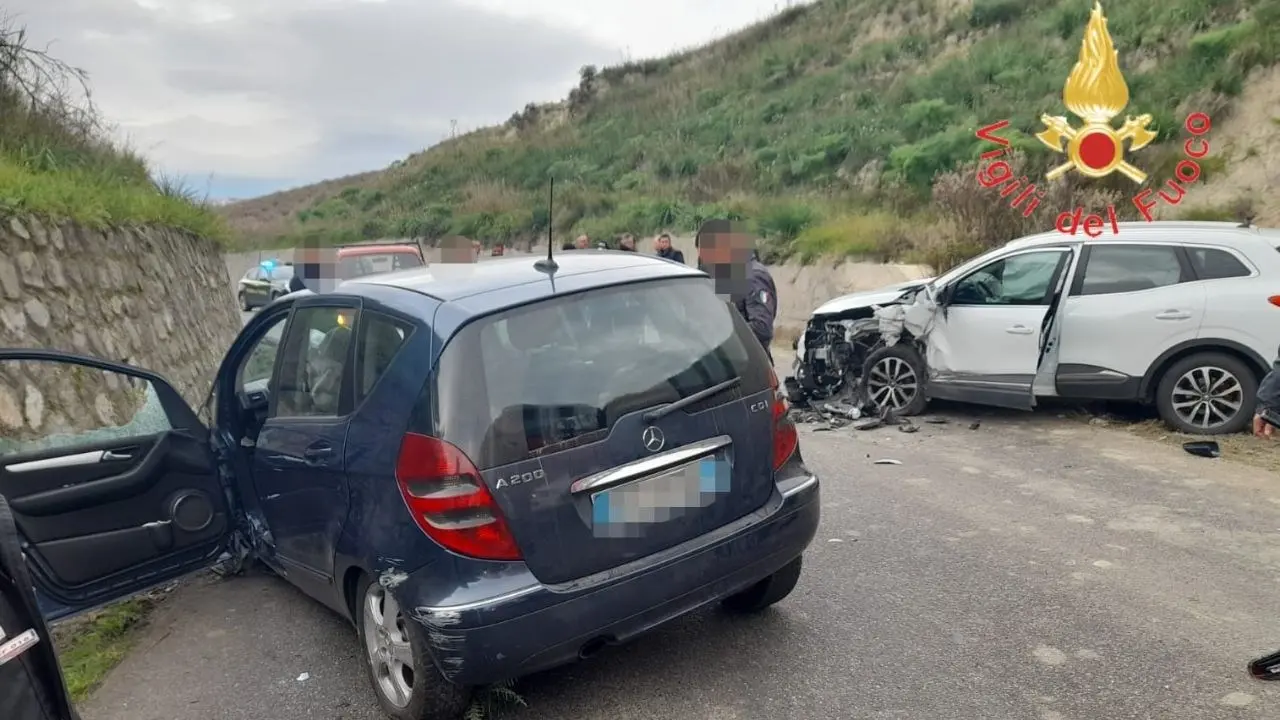 Incidente nel Catanzarese, scontro tra due auto tra Botricello e Marcedusa: 3 feriti