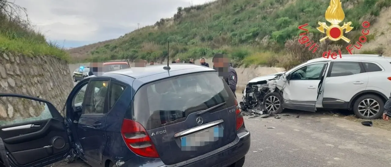 Incidente nel Catanzarese, scontro tra due auto tra Botricello e Marcedusa: 3 feriti