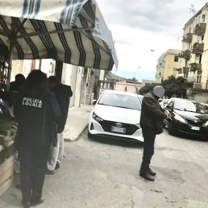 Catanzaro, controlli alle postazioni e alle licenze dei venditori ambulanti: sanzioni e sequestri