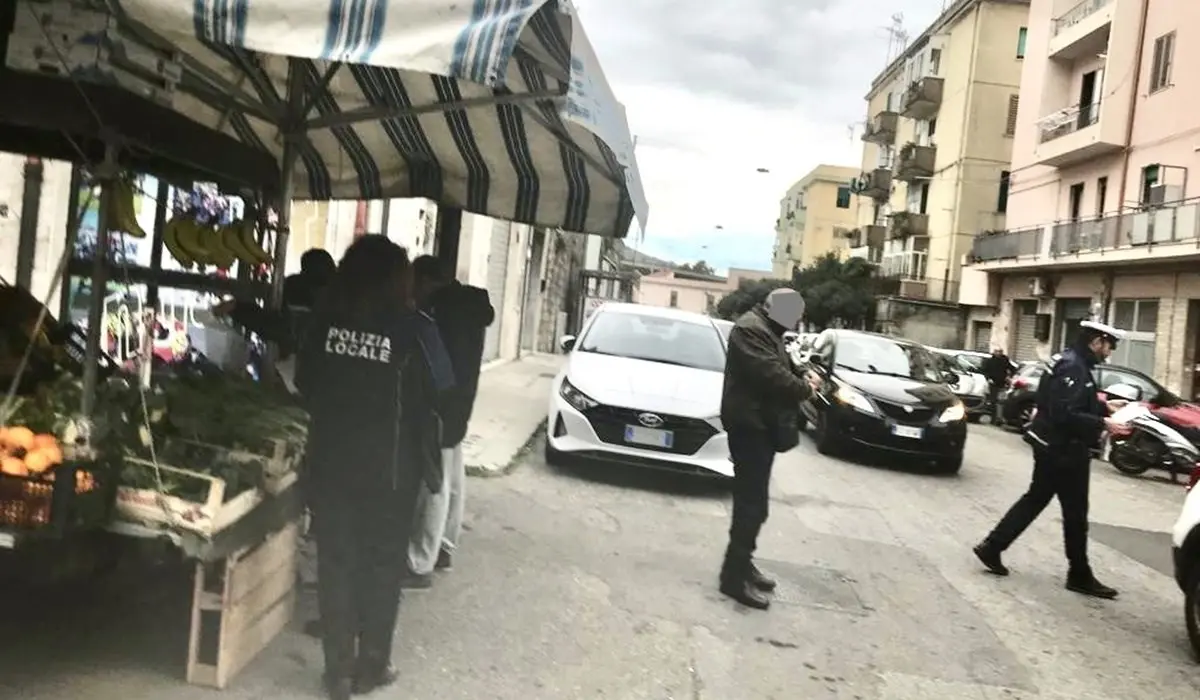 Catanzaro, controlli alle postazioni e alle licenze dei venditori ambulanti: sanzioni e sequestri