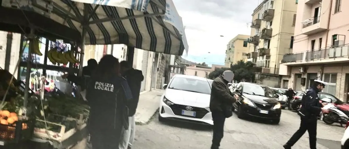 Catanzaro, controlli alle postazioni e alle licenze dei venditori ambulanti: sanzioni e sequestri