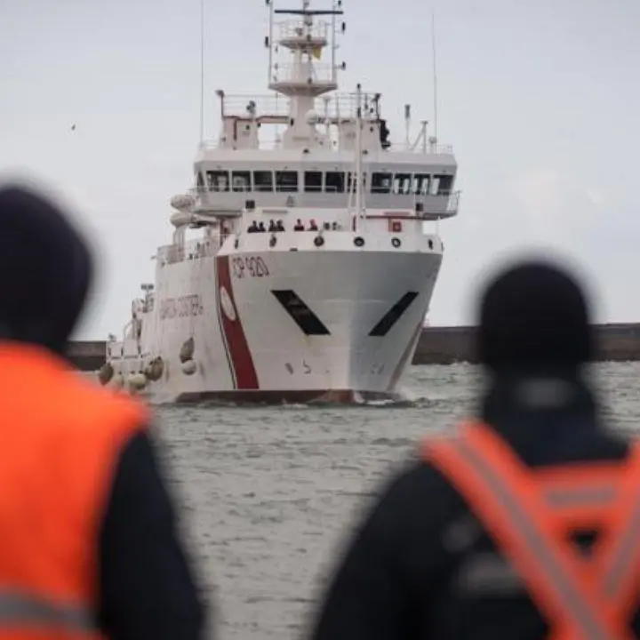 Migranti, il ministro Piantedosi: «Calabria e Sicilia non devono essere il campo profughi dell’Europa»