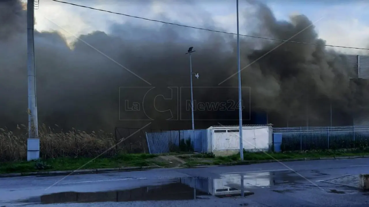 Corigliano Rossano, incendio danneggia un magazzino nell’area industriale