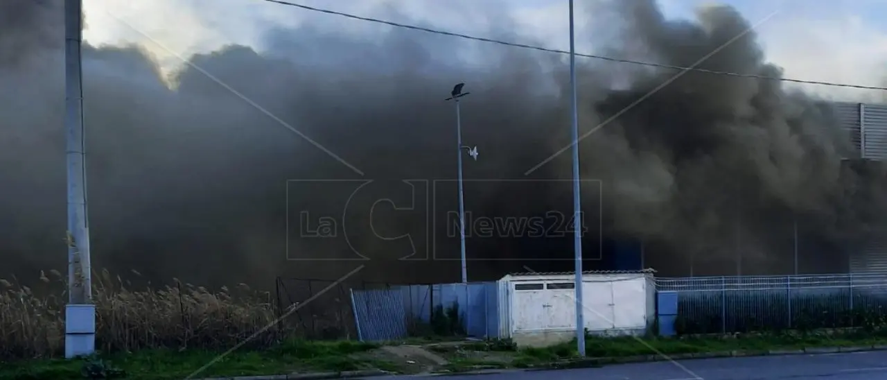 Corigliano Rossano, incendio danneggia un magazzino nell’area industriale