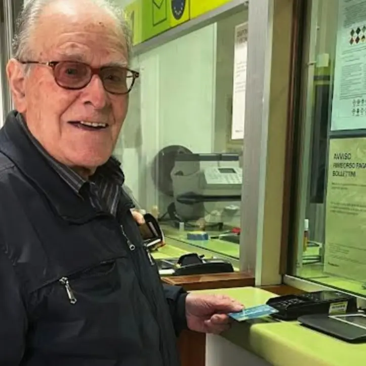 Nonno Mario centenario “smart”: è il cliente record dell’Ufficio postale di Acquaformosa