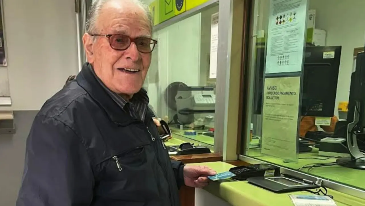 Nonno Mario centenario “smart”: è il cliente record dell’Ufficio postale di Acquaformosa