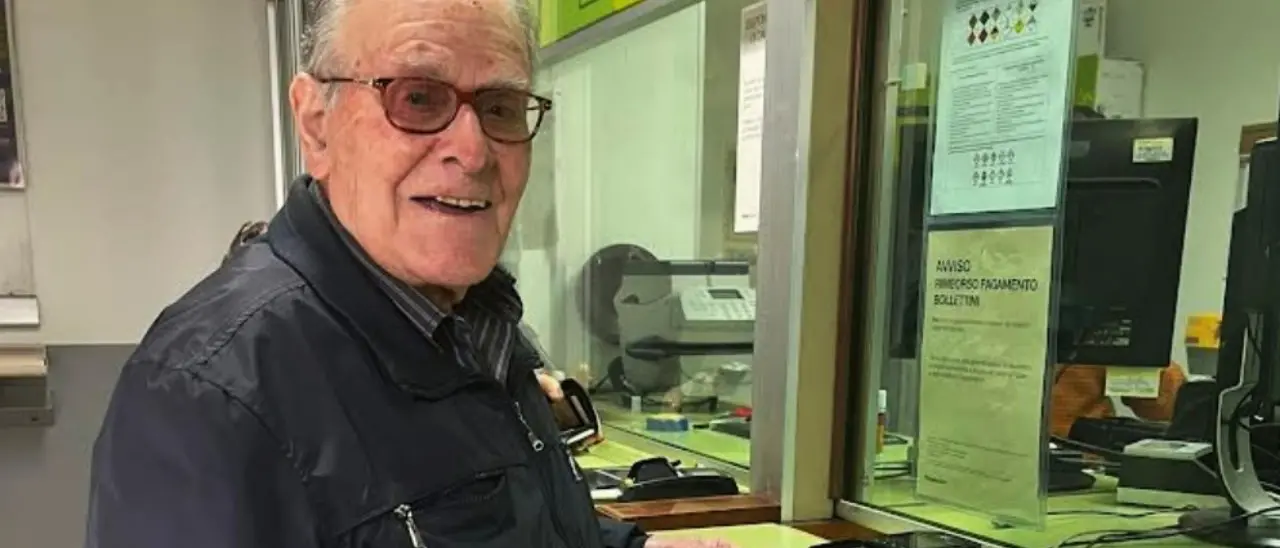 Nonno Mario centenario “smart”: è il cliente record dell’Ufficio postale di Acquaformosa