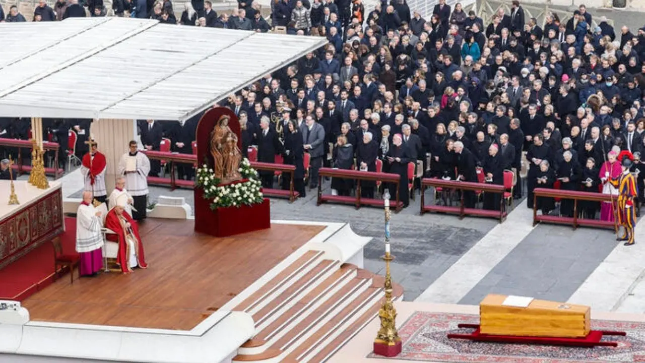 L’ultimo saluto a Benedetto XVI, in 50mila per i funerali in Vaticano: lo speciale de LaCapitale