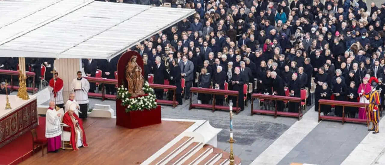 L’ultimo saluto a Benedetto XVI, in 50mila per i funerali in Vaticano: lo speciale de LaCapitale