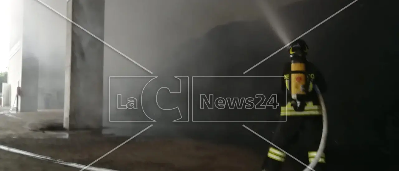 Incendio nel Cosentino, appartamento in fiamme a Castrovillari: donna salvata da poliziotti e vigili del fuoco