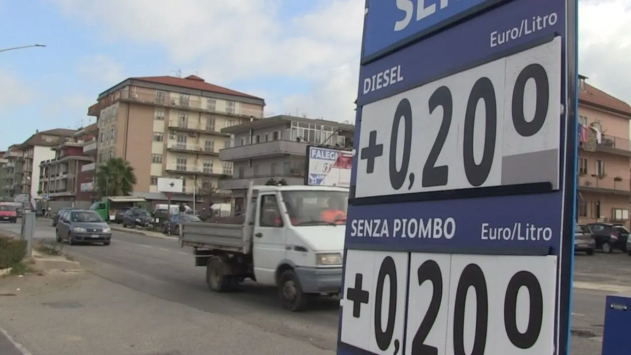 Prezzo medio esposto accanto a quello di vendita: le nuove regole del Governo contro il caro benzina