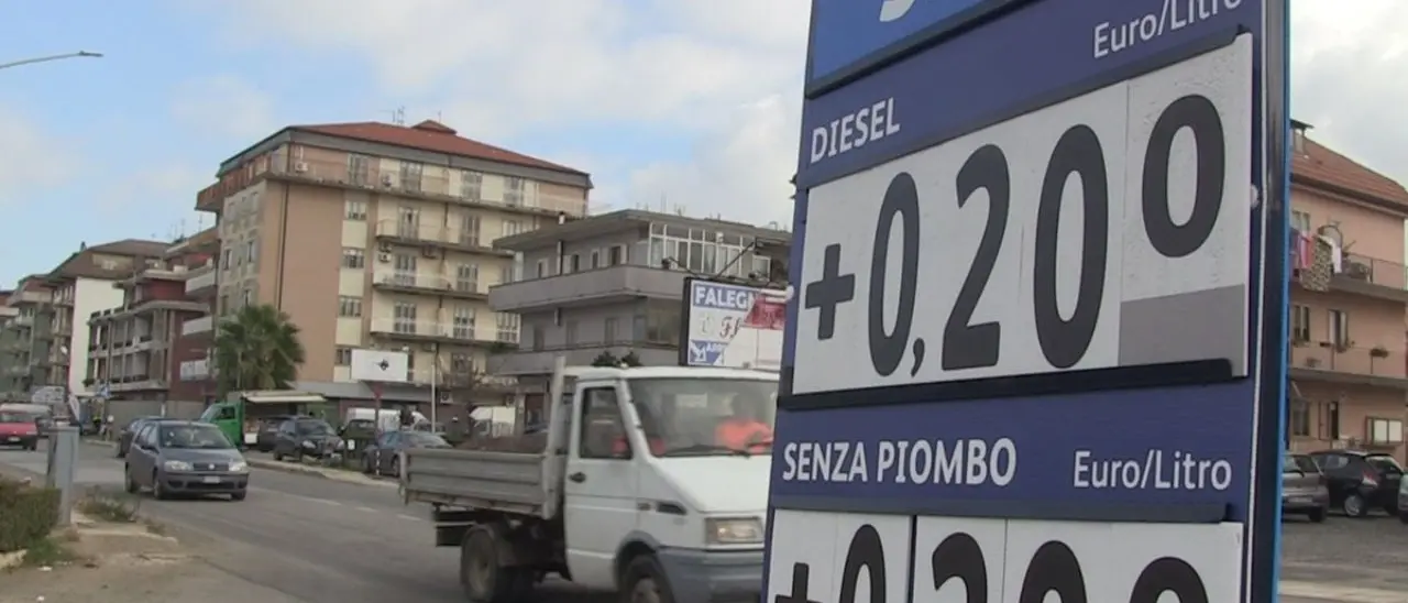 Prezzo medio esposto accanto a quello di vendita: le nuove regole del Governo contro il caro benzina