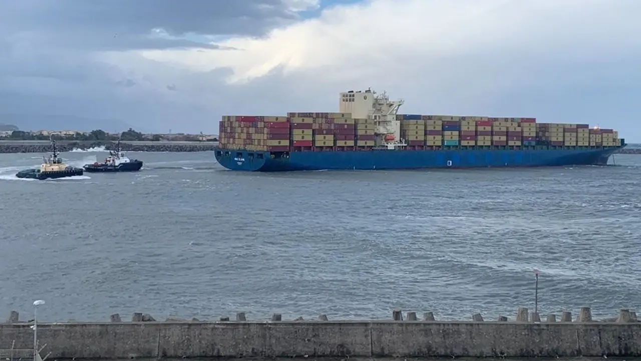 Il porto di Gioia Tauro torna operativo, ormeggiata in sicurezza la nave che era rimasta incagliata