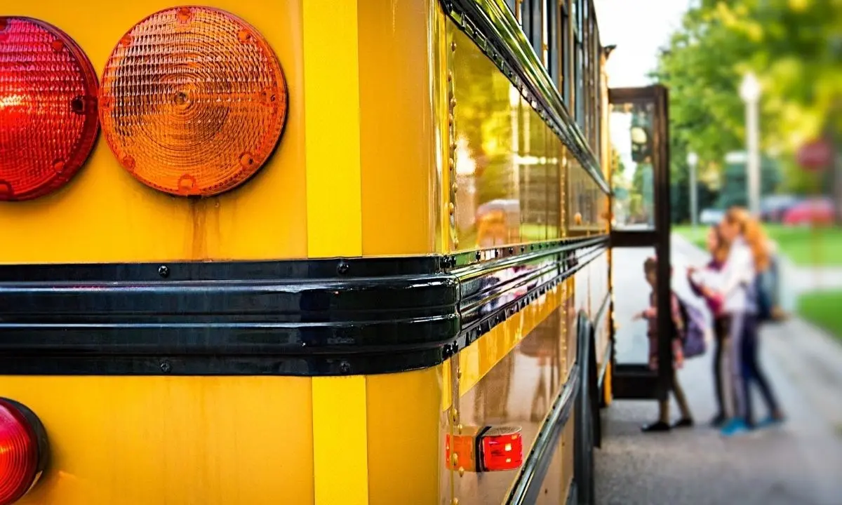 Niente educatore sullo scuolabus: bimbo con autismo lasciato a terra