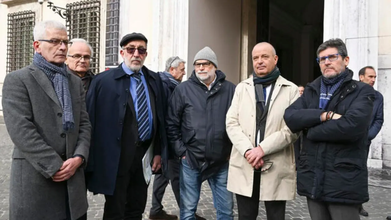 Il governo incontra i benzinai: lo sciopero resta ma ci sarà un’altra riunione prima del 25 gennaio