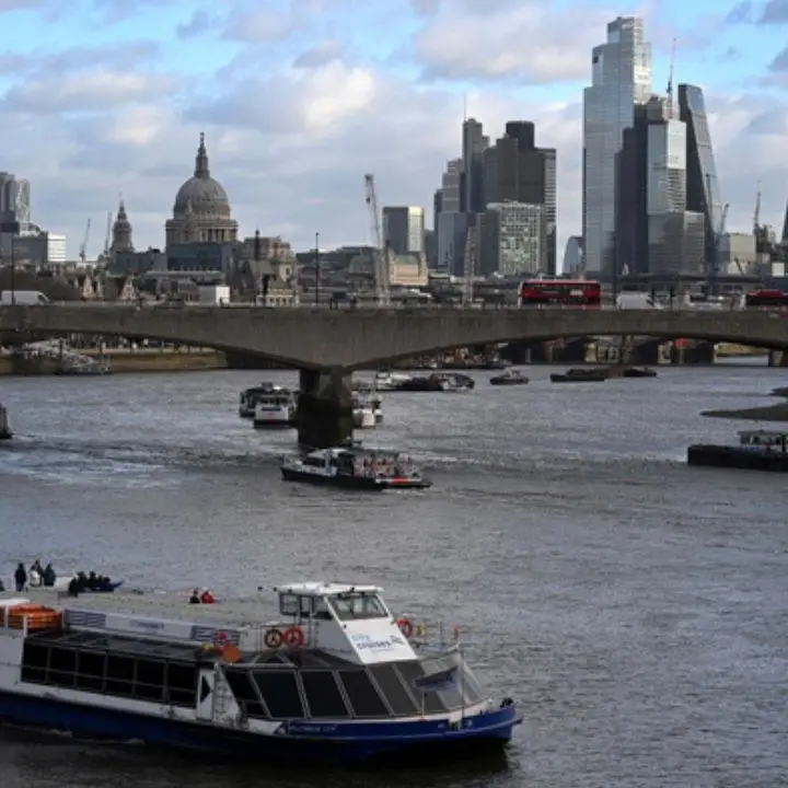 Sparatoria a Londra, ferite 3 donne e una bambina: i colpi esplosi da un’auto in corsa