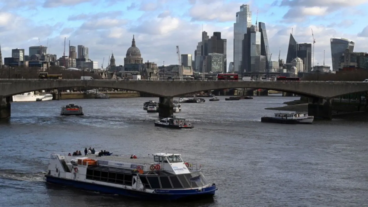 Sparatoria a Londra, ferite 3 donne e una bambina: i colpi esplosi da un’auto in corsa