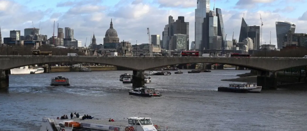 Sparatoria a Londra, ferite 3 donne e una bambina: i colpi esplosi da un’auto in corsa