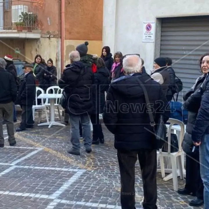 Nocera Terinese, il medico chiede il trasferimento e mille persone restano senza cure: pazienti in protesta