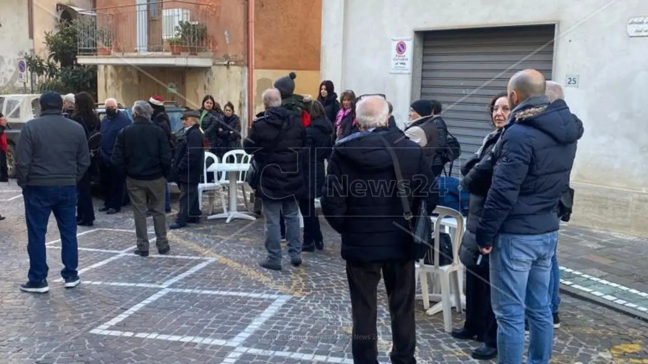 Nocera Terinese, il medico chiede il trasferimento e mille persone restano senza cure: pazienti in protesta