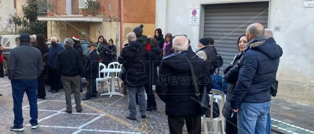 Nocera Terinese, il medico chiede il trasferimento e mille persone restano senza cure: pazienti in protesta