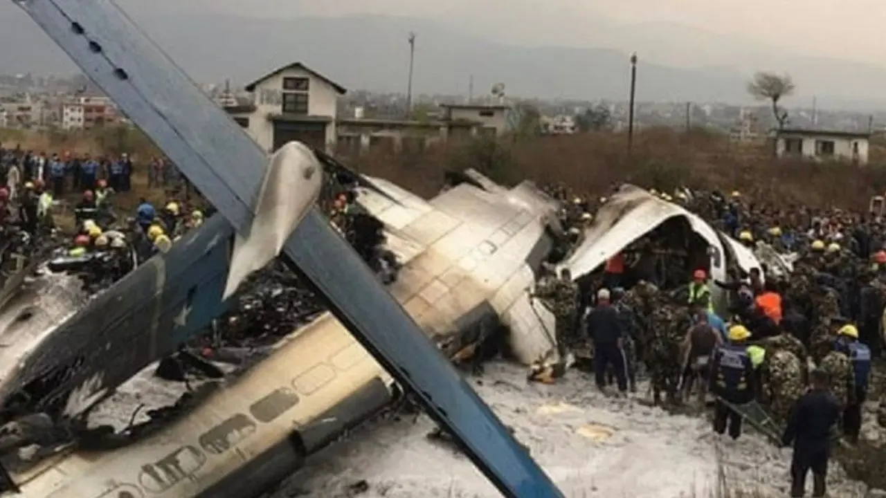 Tragedia in Nepal, aereo con 72 persone a bordo precipita e si schianta al suolo: almeno 67 morti