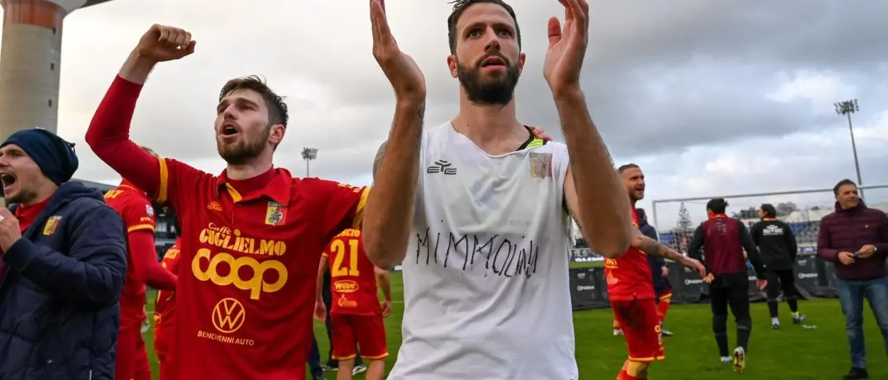 Latina-Catanzaro: Iemmello dedica la vittoria a Mimmolino, l’ultrà giallorosso morto per una grave malattia