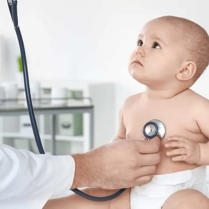 Pediatria in affanno per l’aumento dei ricoveri: bimbi alle prese con Covid, influenza e virus respiratori