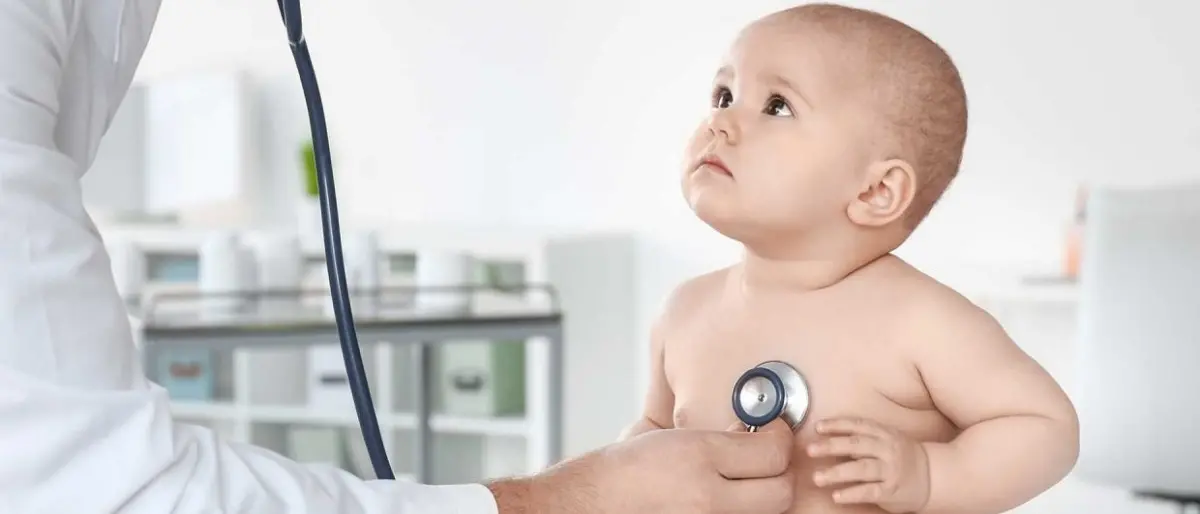 Pediatria in affanno per l’aumento dei ricoveri: bimbi alle prese con Covid, influenza e virus respiratori