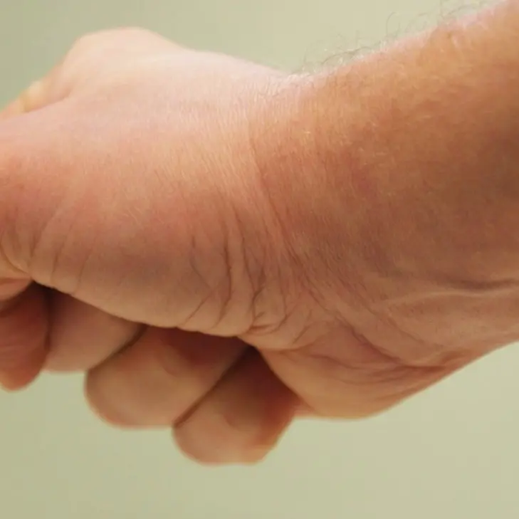 Pugno in faccia all’insegnante per aver rimproverato una studentessa: denunciato patrigno