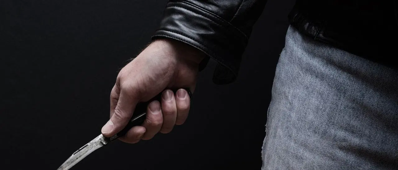 Giovane ubriaco aggredisce il gestore di un bar con un coltello e danneggia il locale: arrestato