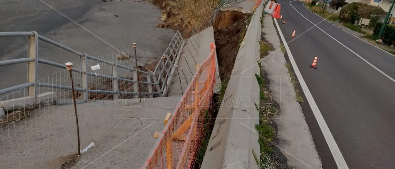 Falerna Marina, crolla un tratto dell’area pedonale che costeggia la Statale 18