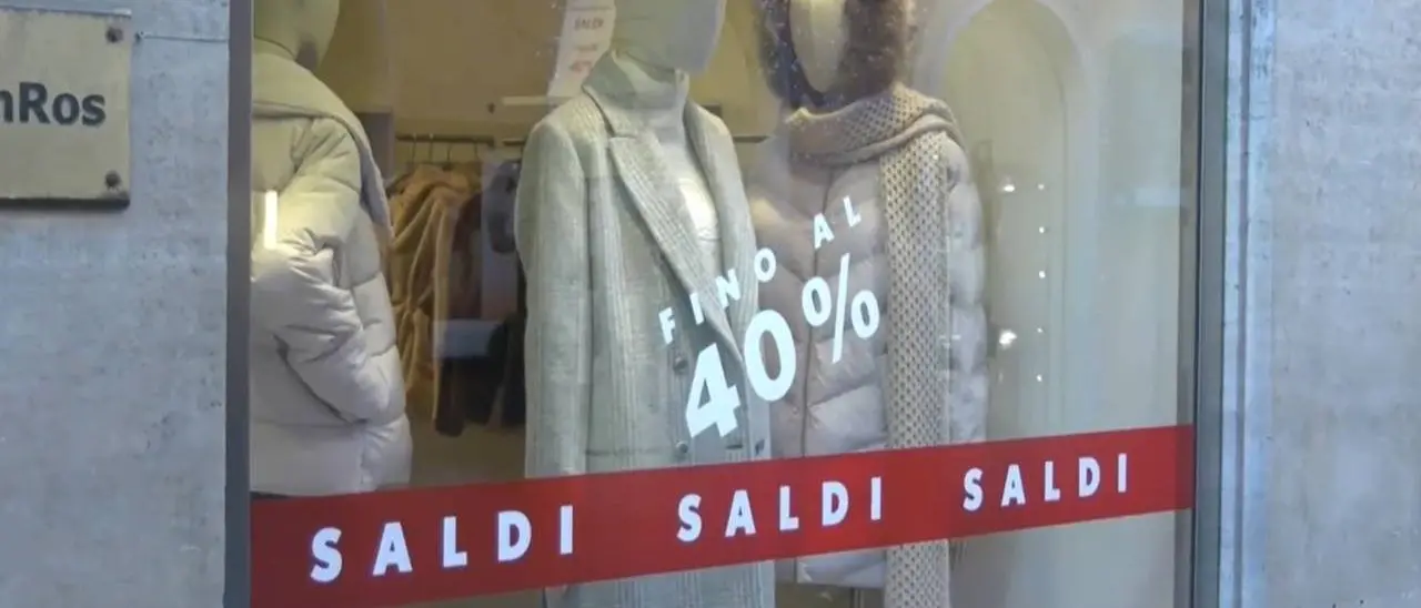 Strade affollate e code fuori dai negozi per i saldi, lo speciale de LaCapitale