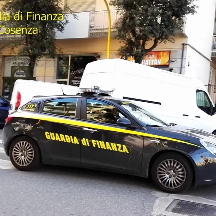 Fondi per i migranti usati per fini personali, denuncia e sequestro beni per tre imprenditori cosentini