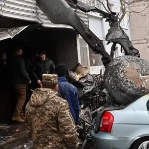 Ucraina, elicottero precipita vicino a un asilo di Kiev: 18 morti, tra cui il ministro degli Interni e 3 bambini