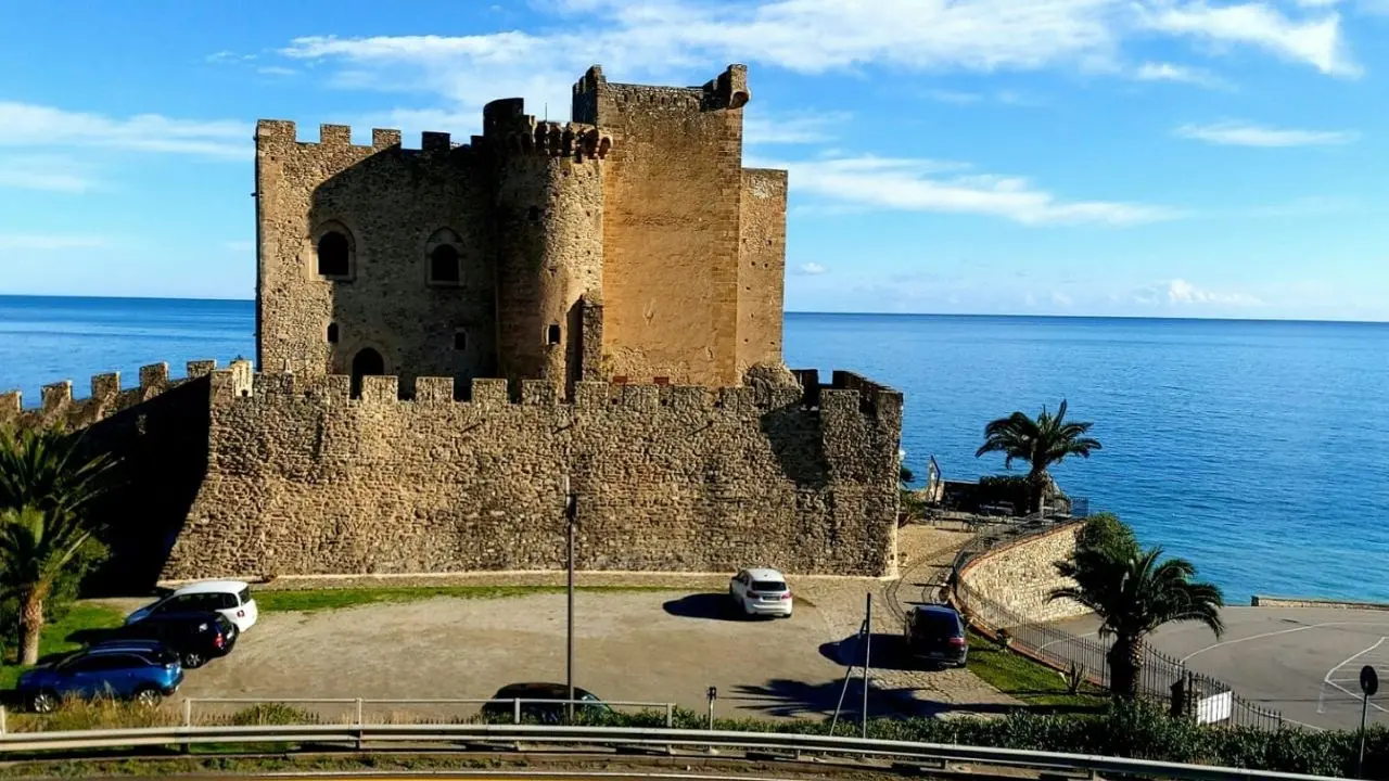 Le suggestioni e l’atmosfera magica del castello di Roseto Capo Spulico tra mito e realtà