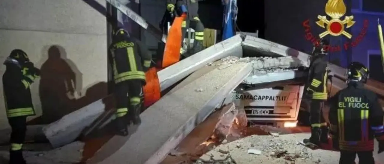Roma, camion urta dei pannelli di cemento che poi crollano sul mezzo: morto l’operaio alla guida