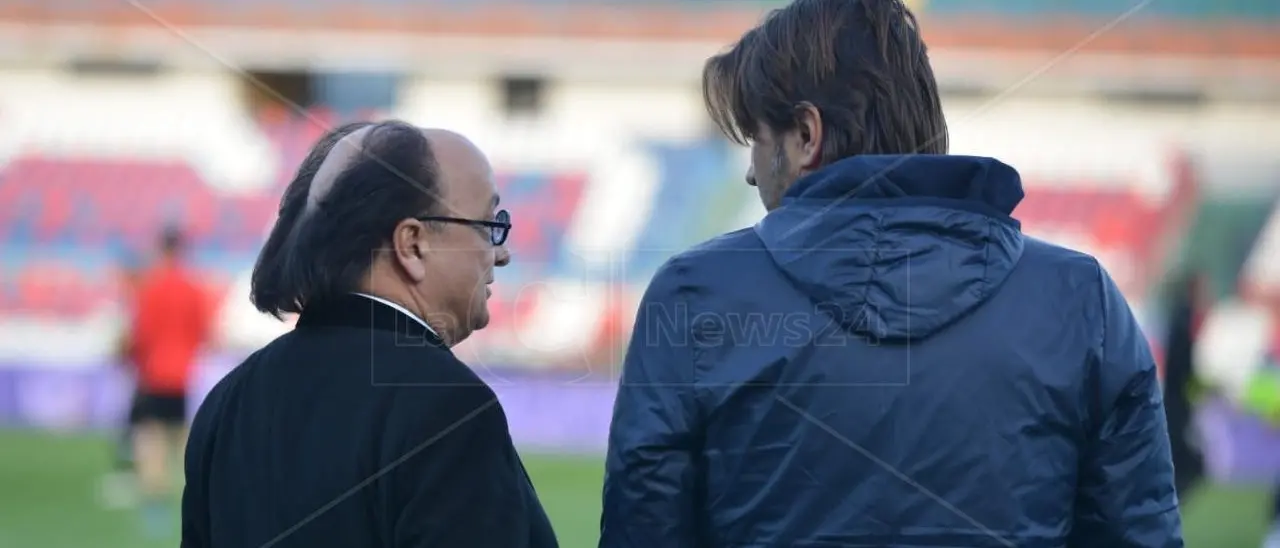 Cosenza calcio, cresce la contestazione a Guarascio. Mister Viali: «A Modena per vincere»