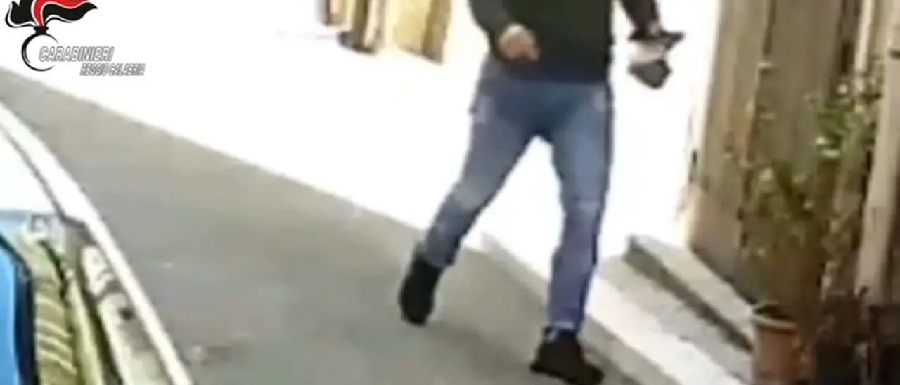 Spaccio di droga nel Reggino, le intercettazioni dopo i controlli dei carabinieri: «Se mi compro una pistola li ammazzo»