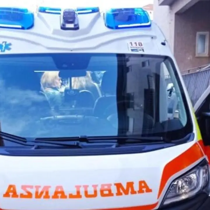 Sbanda in bici per una pozzanghera e viene travolto e ucciso da un camion