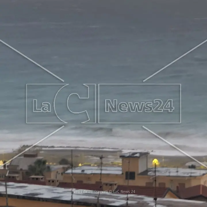 I sindaci della costa tirrenica cosentina vietano l’accesso al lungomare