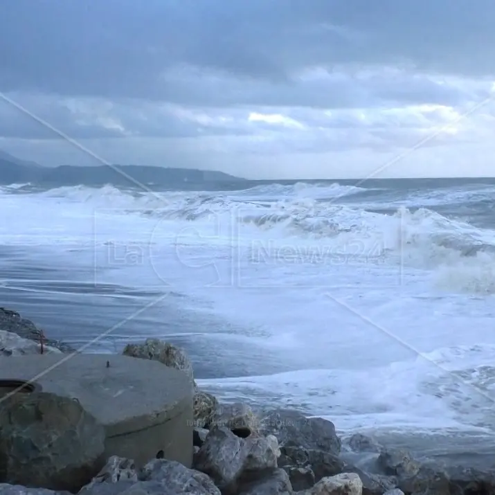 Violenti temporali e forte vento nel nord della Calabria, scuole chiuse a Praia e Tortora