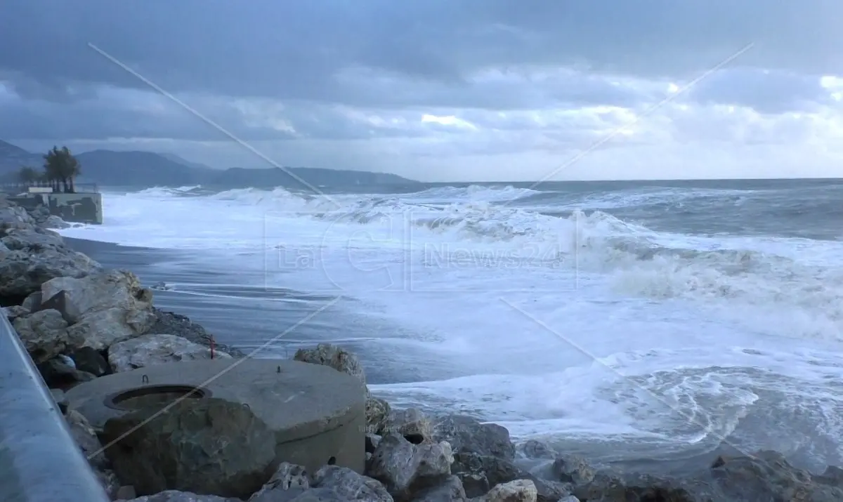 Violenti temporali e forte vento nel nord della Calabria, scuole chiuse a Praia e Tortora