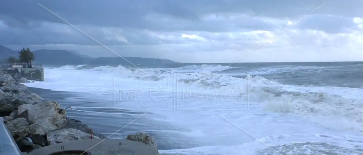 Violenti temporali e forte vento nel nord della Calabria, scuole chiuse a Praia e Tortora