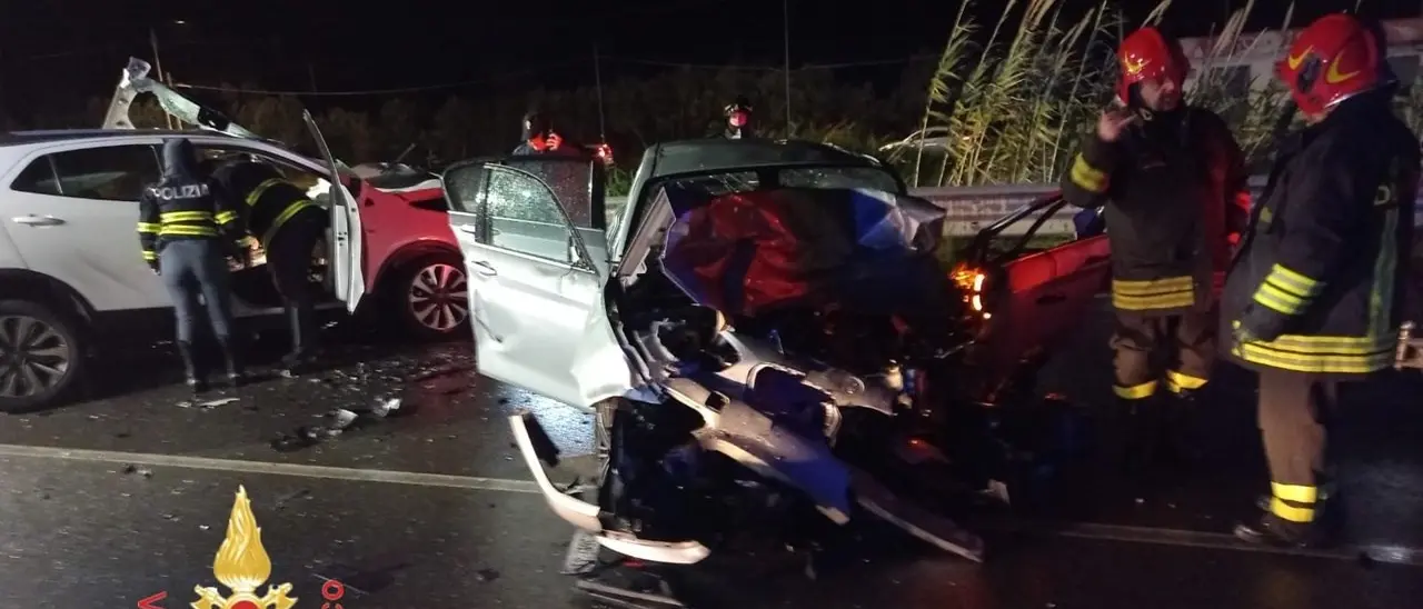 Incidente nella notte sulla statale 106 a Catanzaro: due feriti gravi