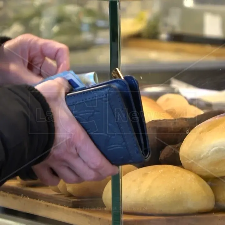 Rincari e inflazione costringono gli italiani a metter mano ai risparmi: nel 2022 meno 20 miliardi nei conti correnti
