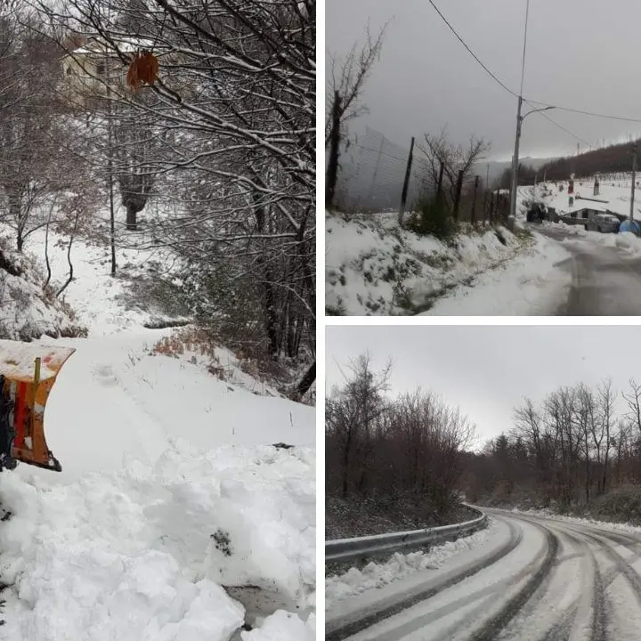 Neve nel Cosentino, a Luzzi mezzi in azione per liberare le strade. Il Comune: «Prestare massima attenzione»