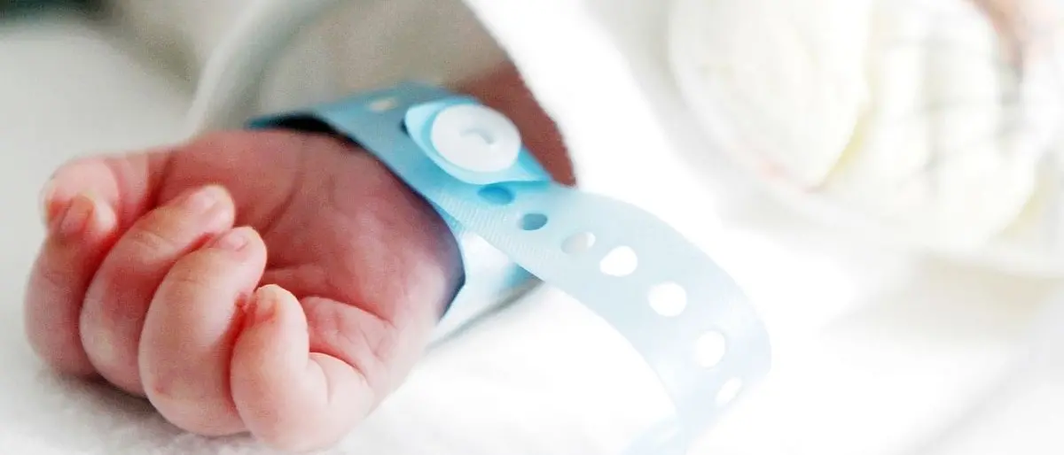 Roma, mamma si addormenta mentre allatta il suo bambino: neonato morto all’ospedale Pertini