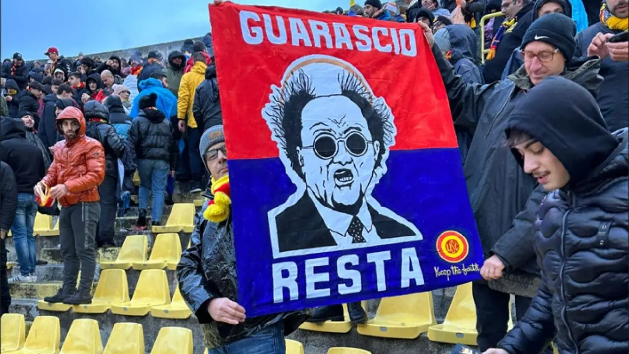 «Guarascio resta»: il curioso invito dei tifosi del Catanzaro al presidente del Cosenza